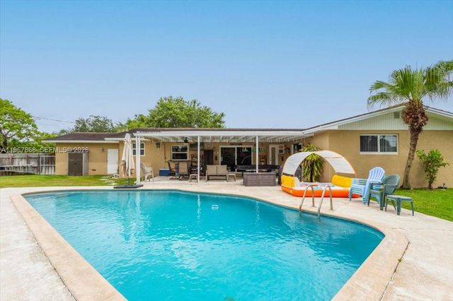 9750 SW 143rd Dr, Miami, FL 33176