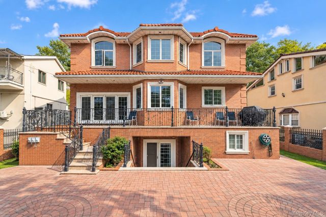 251-35 52nd Avenue, Little Neck, NY 11362
