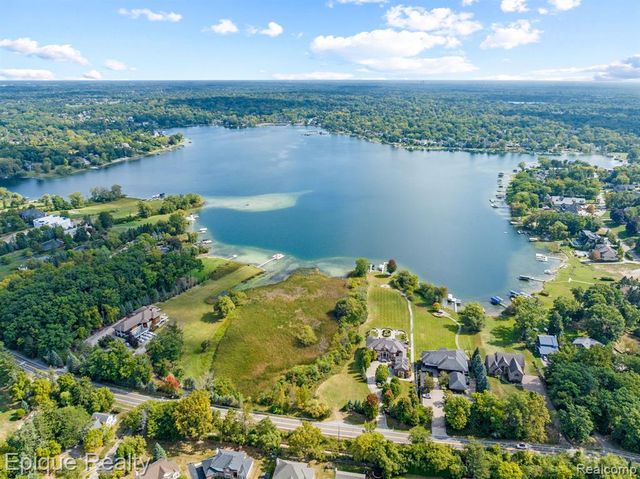 5375 Middlebelt Road, West Bloomfield, MI 48323