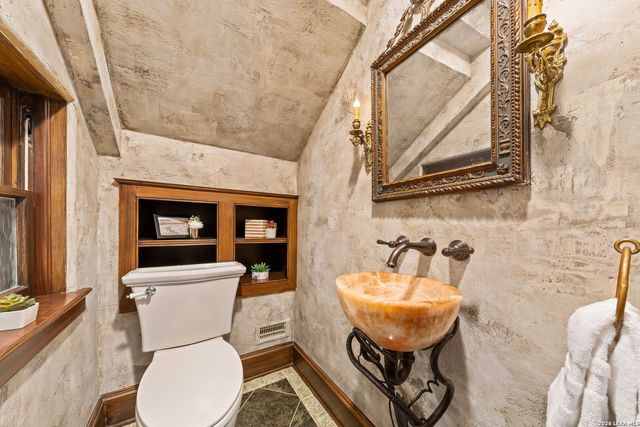 103 PARK HILL DR, San Antonio, TX 78212