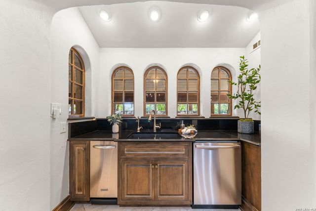 103 PARK HILL DR, San Antonio, TX 78212
