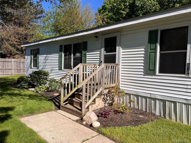 351 Squirrel 114, Auburn Hills, MI 48326