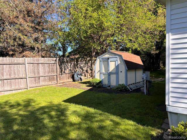 351 Squirrel 114, Auburn Hills, MI 48326