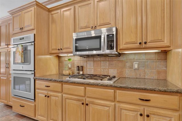 2280 Bay Hill Place, Edmond, OK 73034