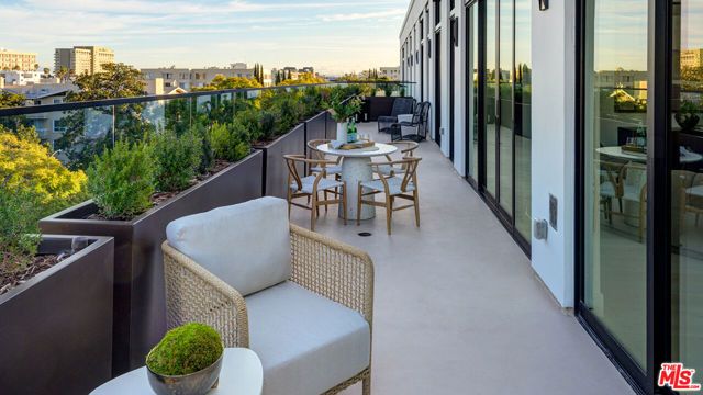 425 N Palm Drive 503, Beverly Hills, CA 90210