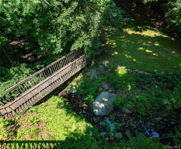 12 Sickletown Road, Pearl River, NY 10965