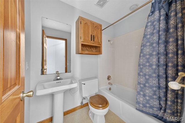 8 Grayson Ridge Drive, Washington, MO 63090
