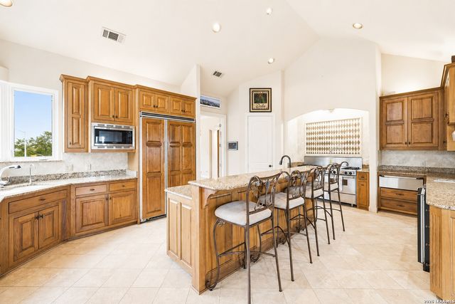 107 Deerwood Drive, Kerrville, TX 78028