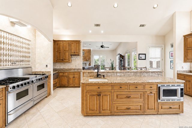 107 Deerwood Drive, Kerrville, TX 78028