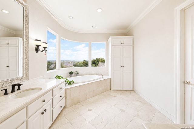 107 Deerwood Drive, Kerrville, TX 78028