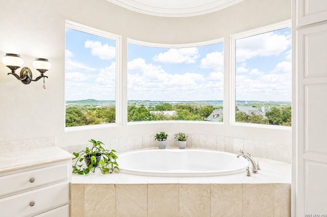 107 Deerwood Drive, Kerrville, TX 78028