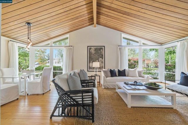 157 Shuey Dr, Moraga, CA 94556