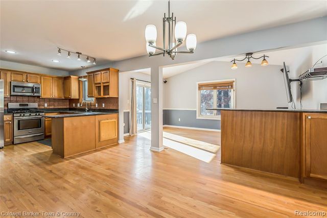 1010 Oak Ridge Circle, Brighton, MI 48116