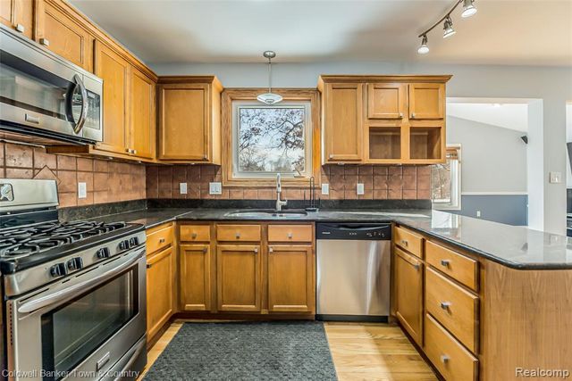 1010 Oak Ridge Circle, Brighton, MI 48116