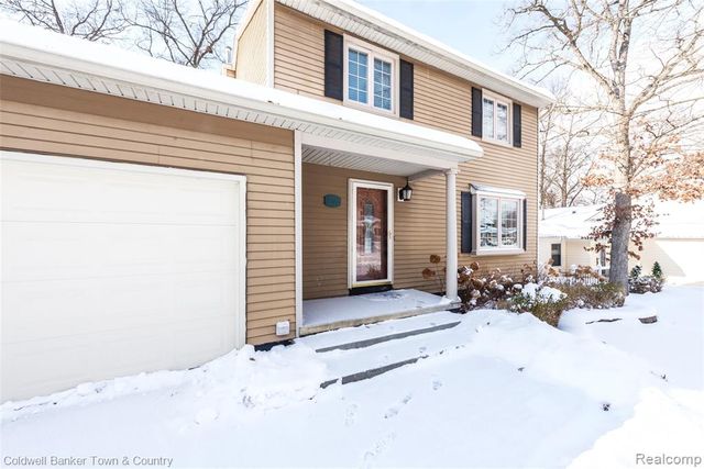 1010 Oak Ridge Circle, Brighton, MI 48116