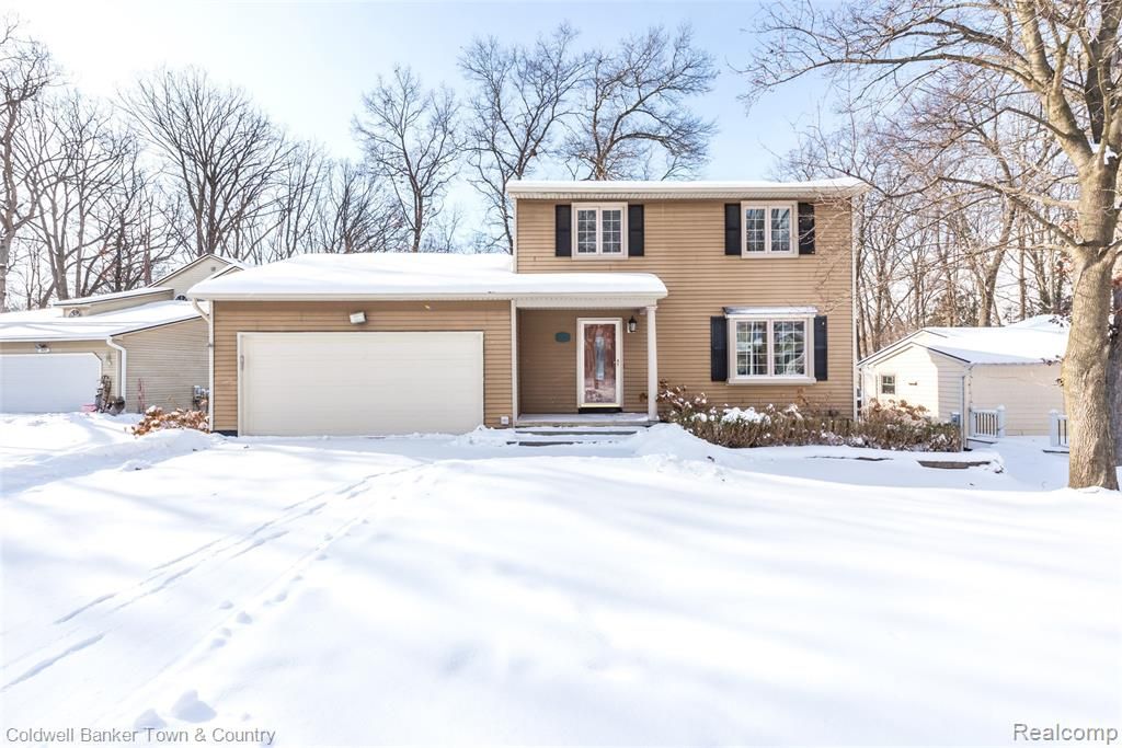 1010 Oak Ridge Circle, Brighton, MI 48116