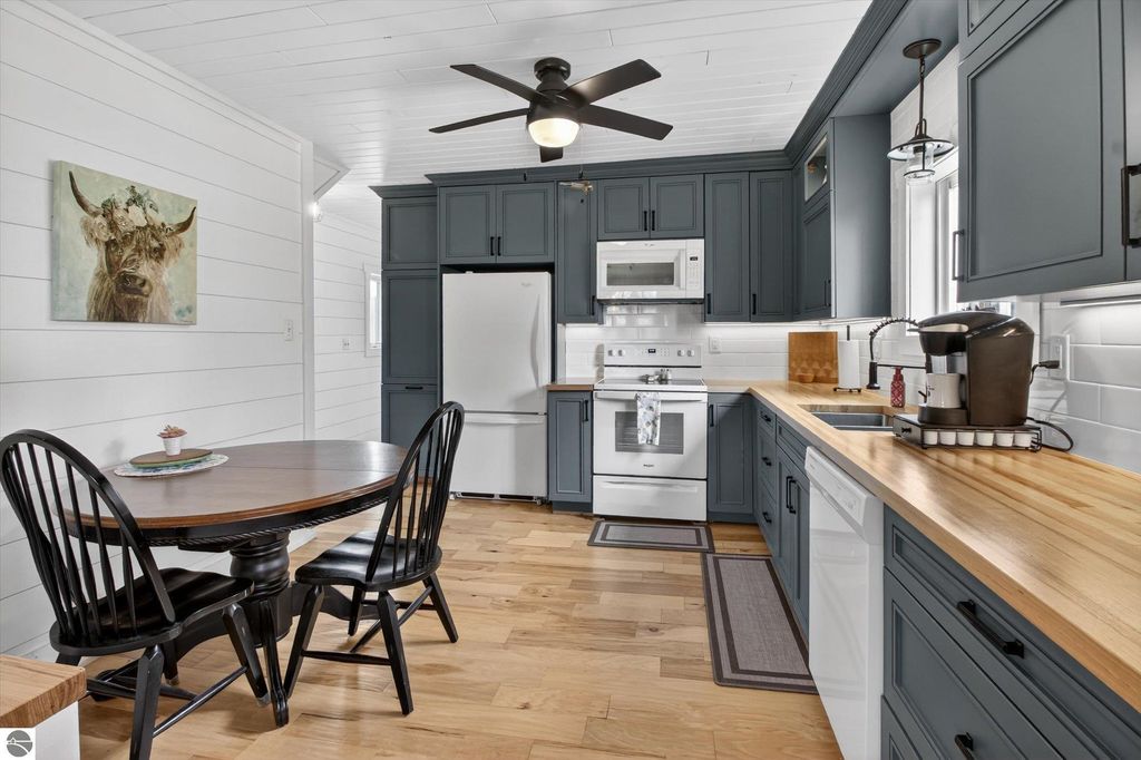 Image 10 of property listing at 6410 W Madison Road, Alma, MI 48801