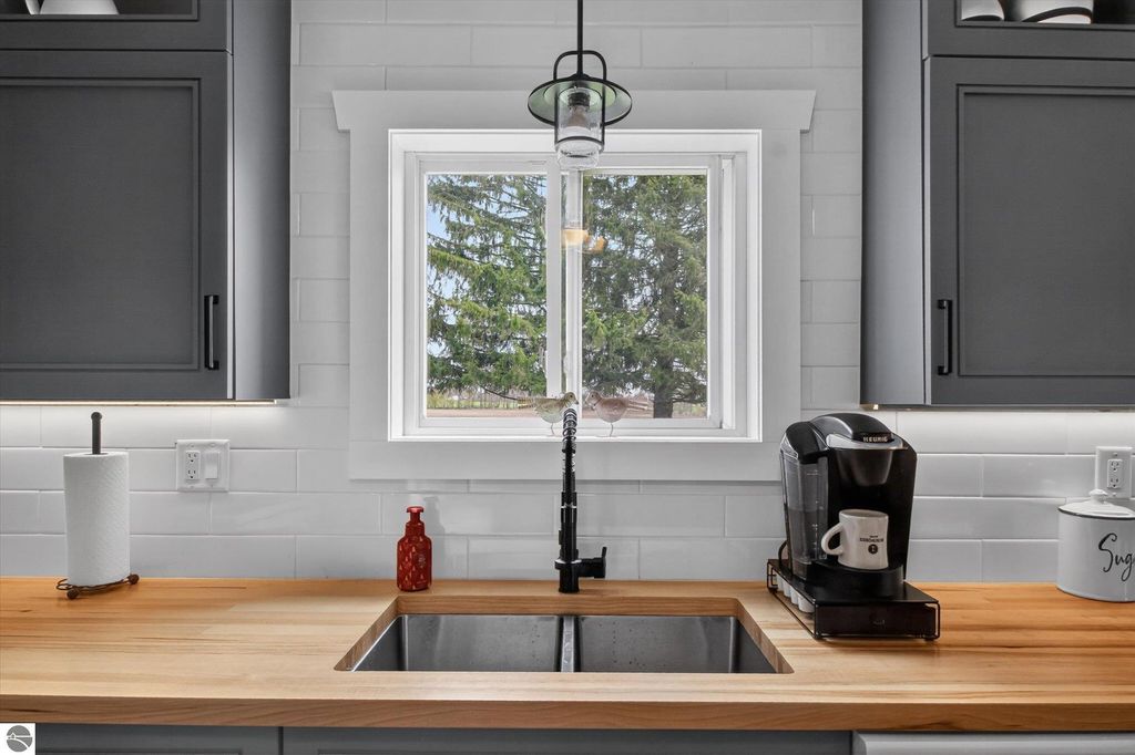 Image 12 of property listing at 6410 W Madison Road, Alma, MI 48801