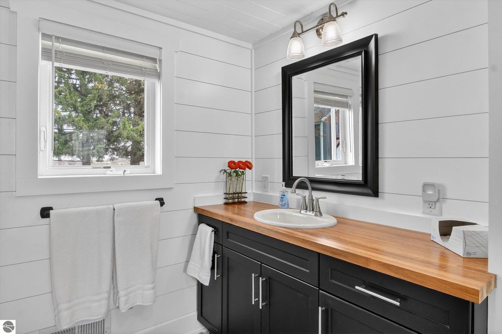 Image 15 of property listing at 6410 W Madison Road, Alma, MI 48801