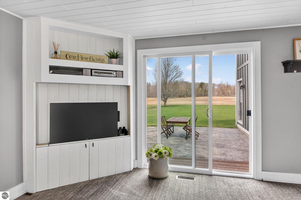 Image 19 of property listing at 6410 W Madison Road, Alma, MI 48801