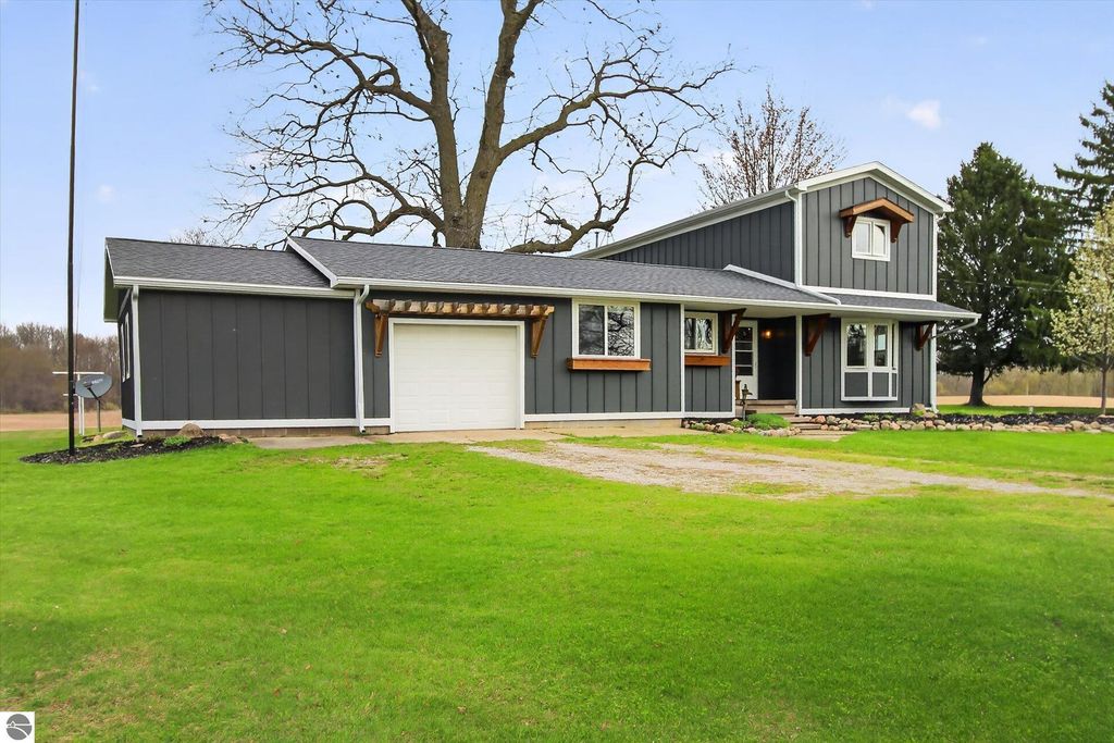 Image 4 of property listing at 6410 W Madison Road, Alma, MI 48801