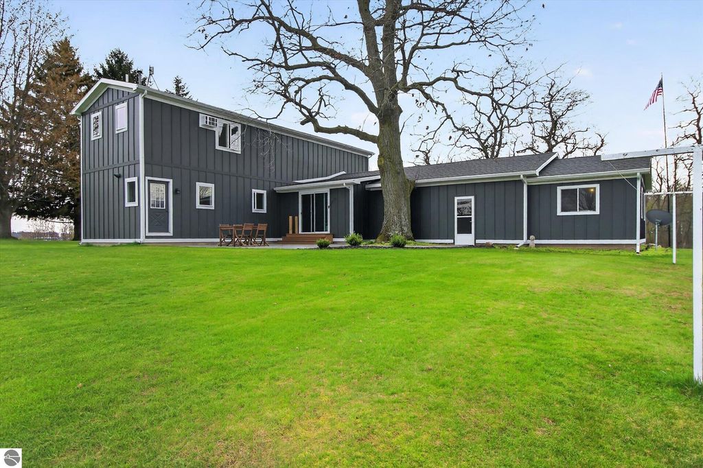 Image 45 of property listing at 6410 W Madison Road, Alma, MI 48801