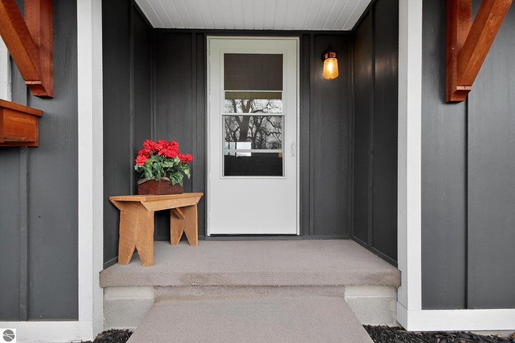 Image 5 of property listing at 6410 W Madison Road, Alma, MI 48801