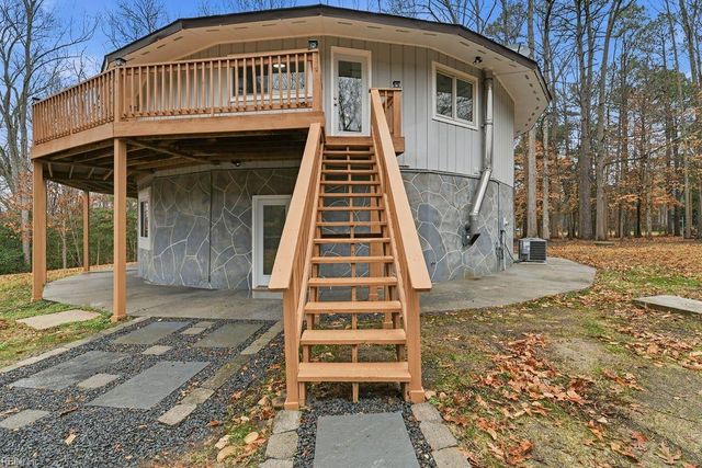 5614 Fairfield LN, Hayes, VA 23072