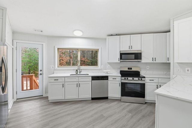 5614 Fairfield LN, Hayes, VA 23072