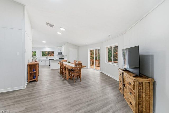 5614 Fairfield LN, Hayes, VA 23072