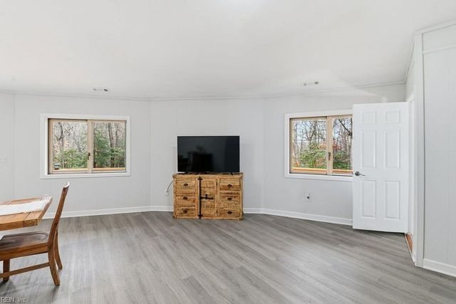 5614 Fairfield LN, Hayes, VA 23072