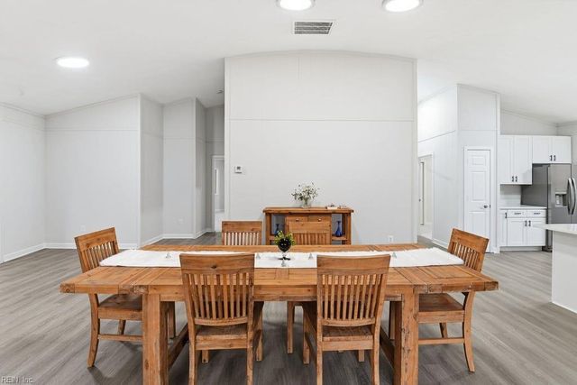 5614 Fairfield LN, Hayes, VA 23072