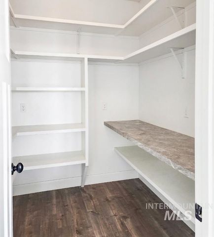 319 Sunderland St, Caldwell, ID 83605