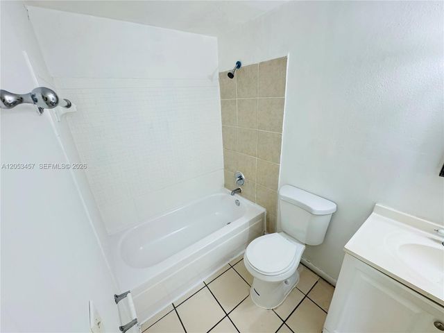 3610 NW 21st St 205, Lauderdale Lakes, FL 33311