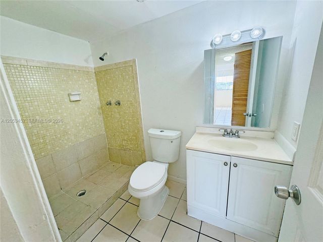 3610 NW 21st St 205, Lauderdale Lakes, FL 33311