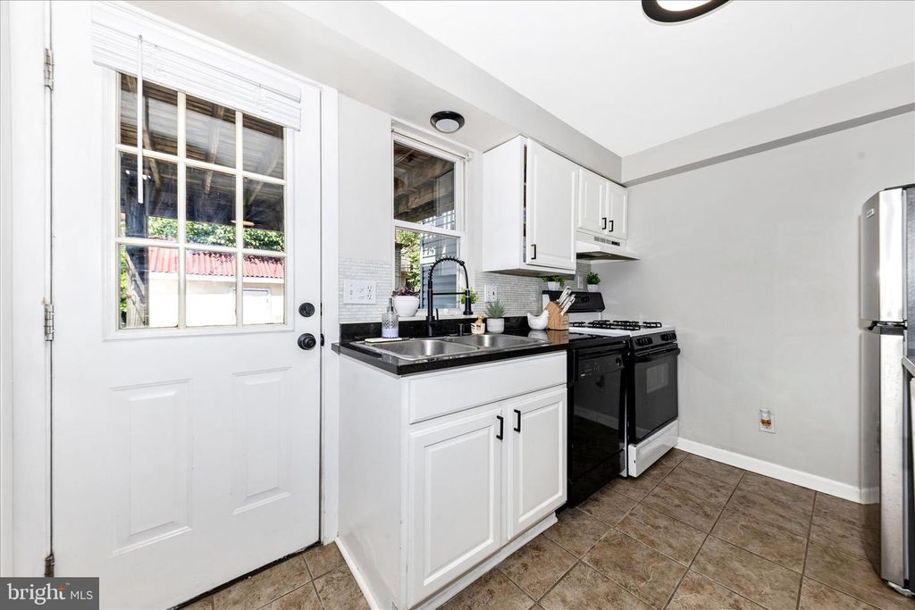 Image 11 of property listing at 922 S DECKER AVE, Baltimore, MD 21224