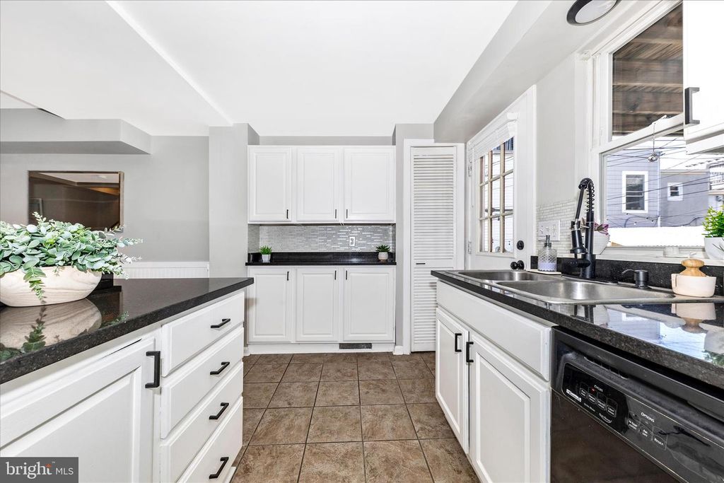 Image 13 of property listing at 922 S DECKER AVE, Baltimore, MD 21224