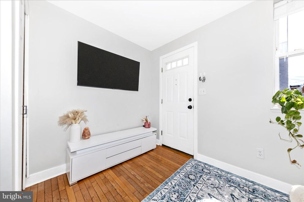 Image 2 of property listing at 922 S DECKER AVE, Baltimore, MD 21224