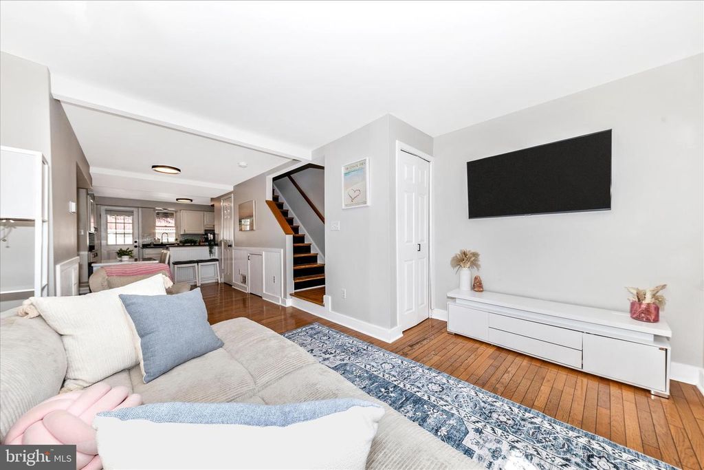 Image 4 of property listing at 922 S DECKER AVE, Baltimore, MD 21224