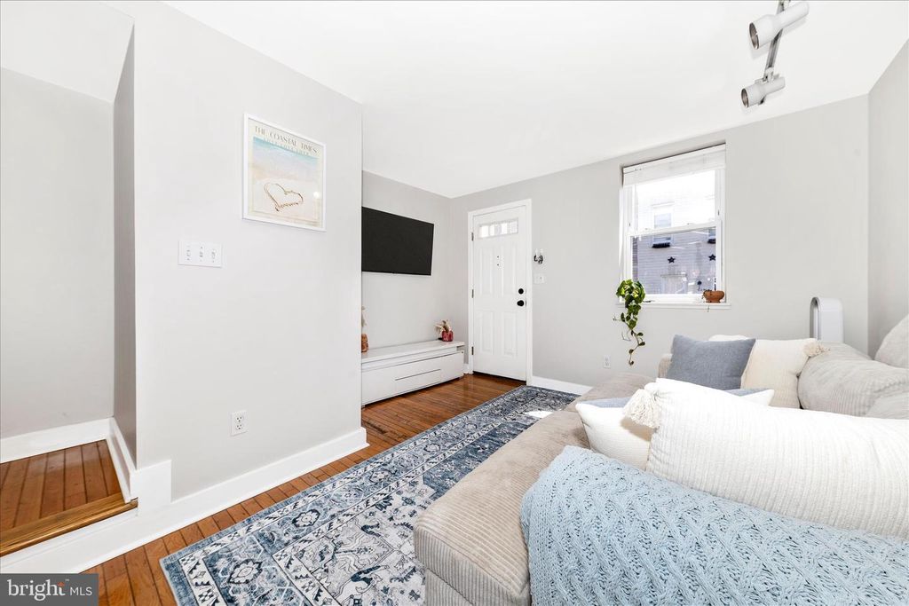 Image 5 of property listing at 922 S DECKER AVE, Baltimore, MD 21224