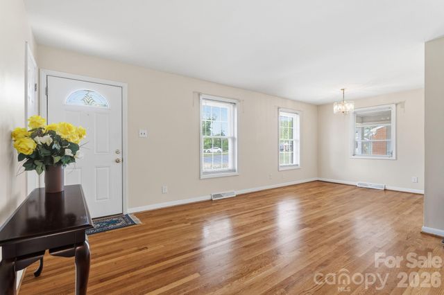 2042 Syracuse Drive, Charlotte, NC 28216