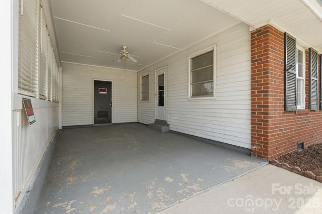 2042 Syracuse Drive, Charlotte, NC 28216