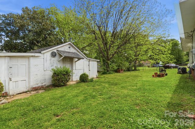 2042 Syracuse Drive, Charlotte, NC 28216