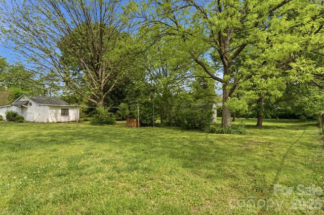 2042 Syracuse Drive, Charlotte, NC 28216