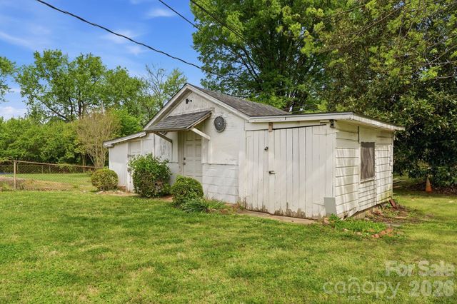 2042 Syracuse Drive, Charlotte, NC 28216