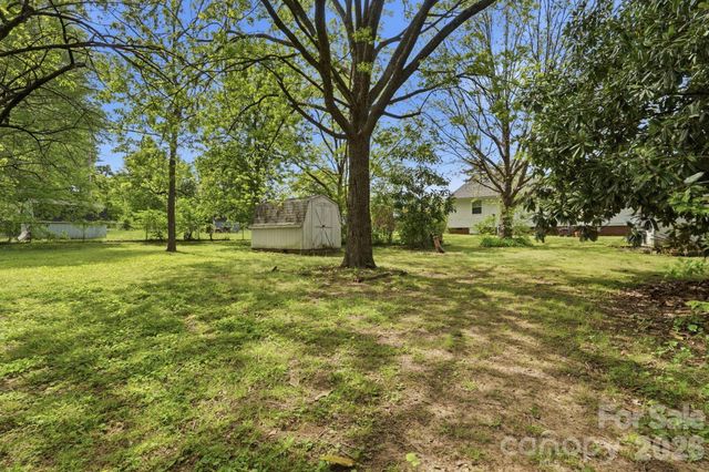 2042 Syracuse Drive, Charlotte, NC 28216