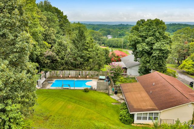 912 Crest Drive, Chickamauga, GA 30707