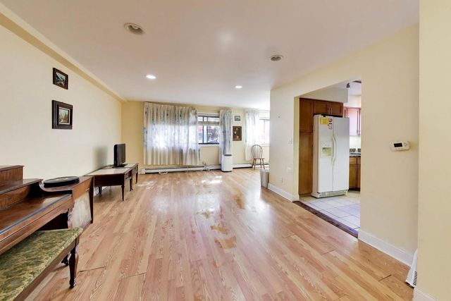 1600 W Greenleaf Avenue 102, Chicago, IL 60626