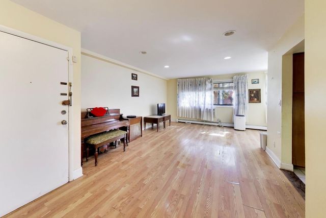 1600 W Greenleaf Avenue 102, Chicago, IL 60626