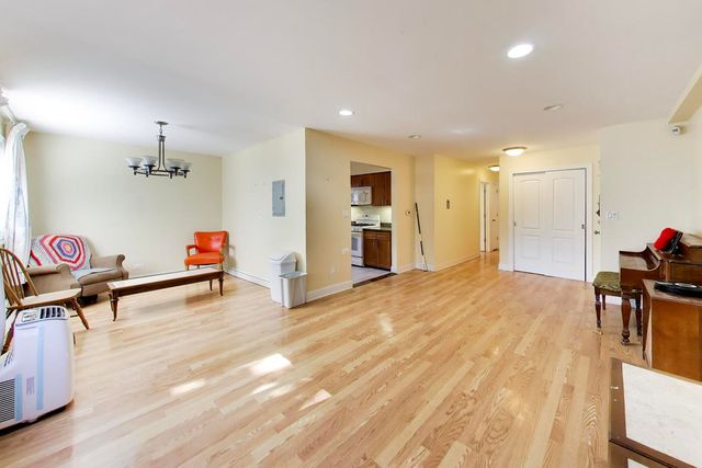 1600 W Greenleaf Avenue 102, Chicago, IL 60626